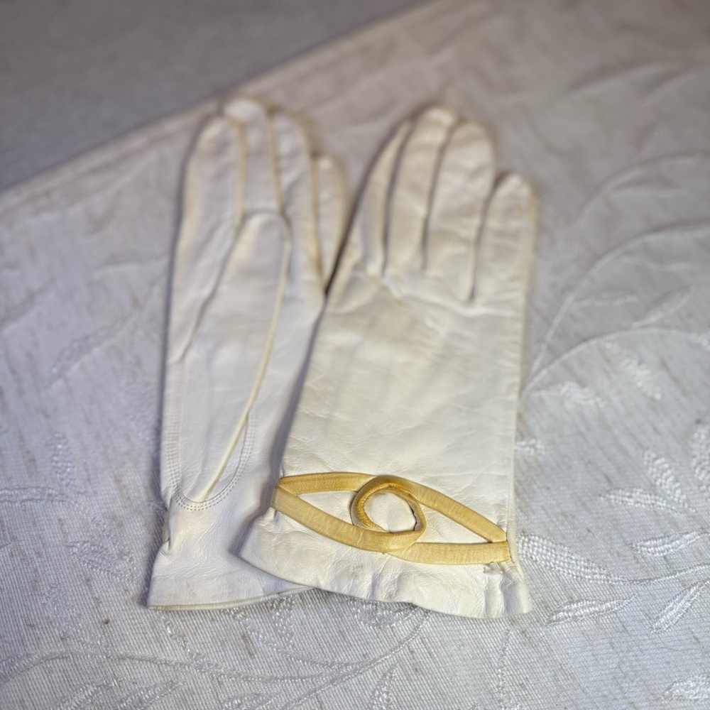 Vintage ivory soft leather teen size gloves
Likely from the‎ 1950's,8 1/4”
× 3".
